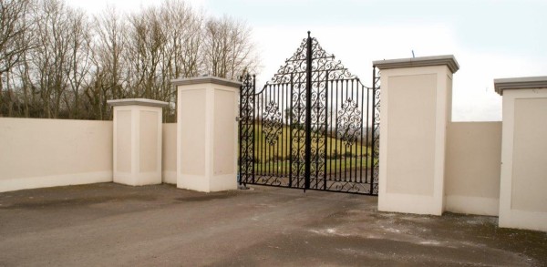 tall-iron-gates-001