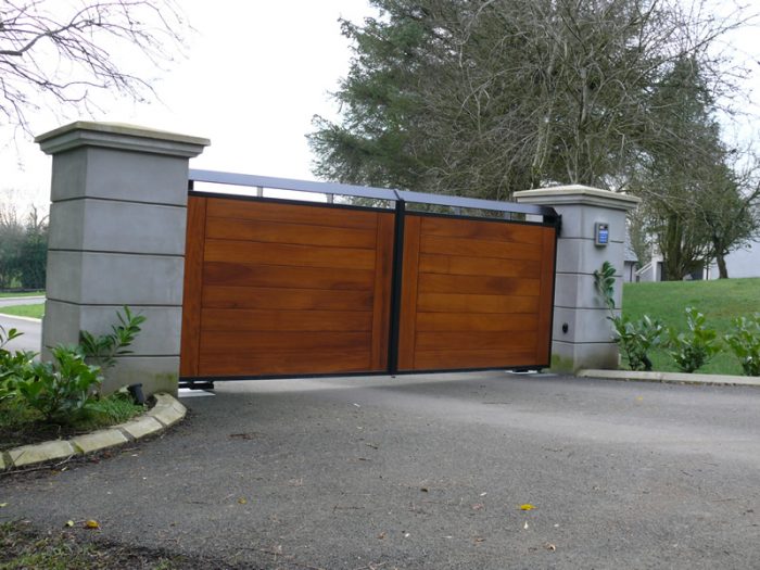 Automated Horizontal Timber Privacy Gates with Secure Keypad Access