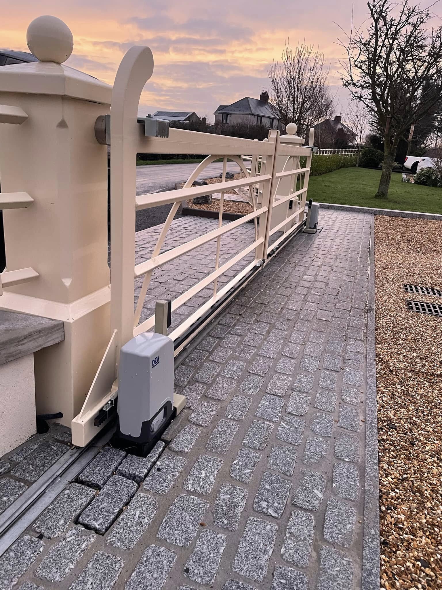 Cream‑Finished Metal Sliding Gate