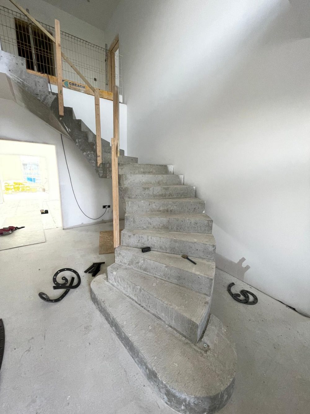 Geometric Balustrade for Curved Concrete Staircase